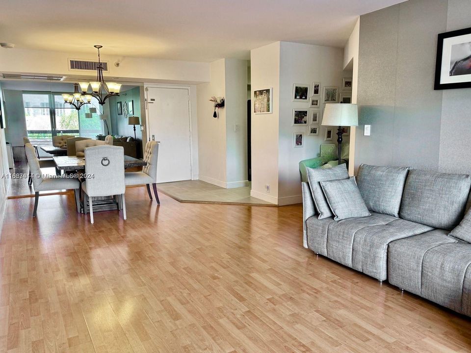 For Sale: $399,000 (2 beds, 2 baths, 1181 Square Feet)