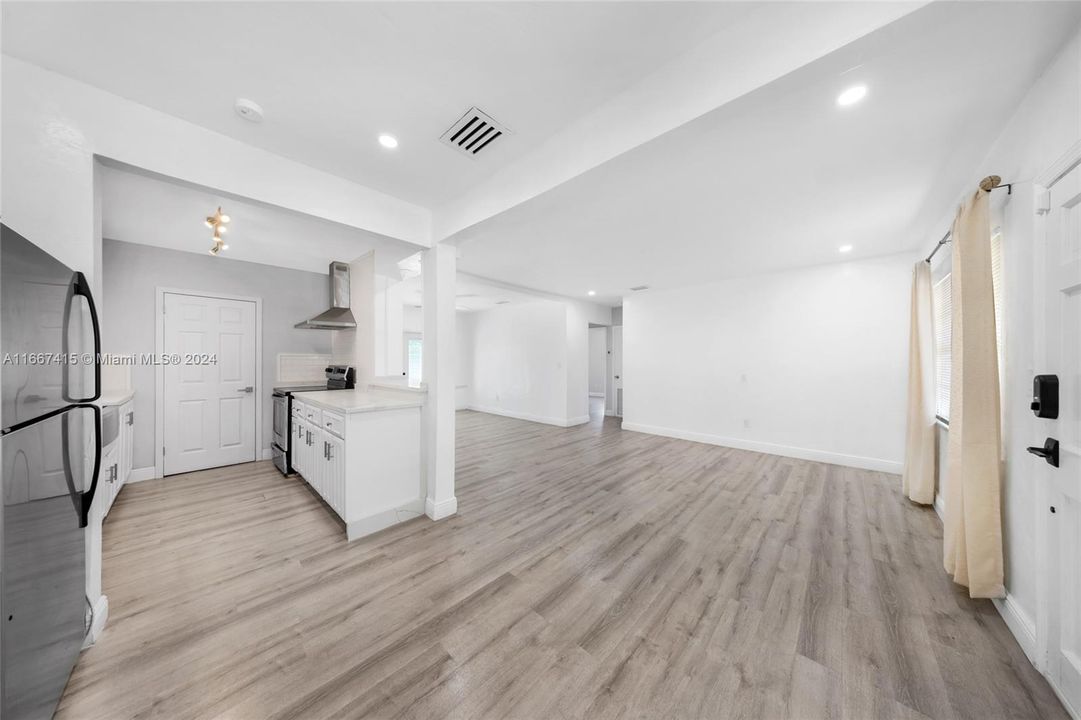 For Sale: $650,000 (3 beds, 1 baths, 1036 Square Feet)