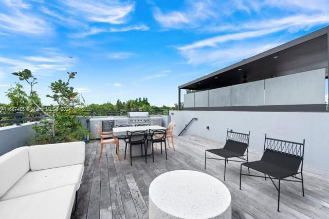 For Sale: $1,950,000 (4 beds, 4 baths, 3040 Square Feet)