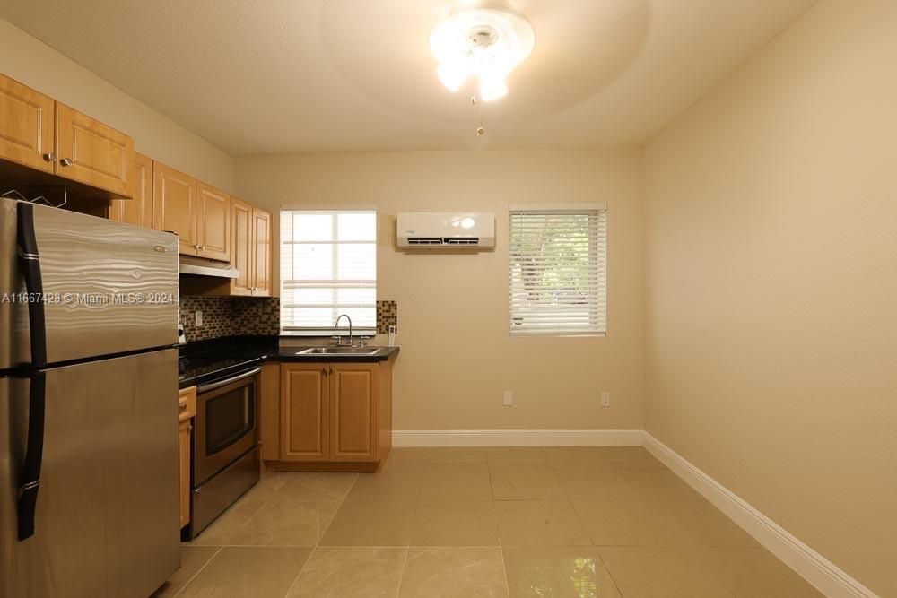 For Sale: $163,495 (1 beds, 1 baths, 465 Square Feet)