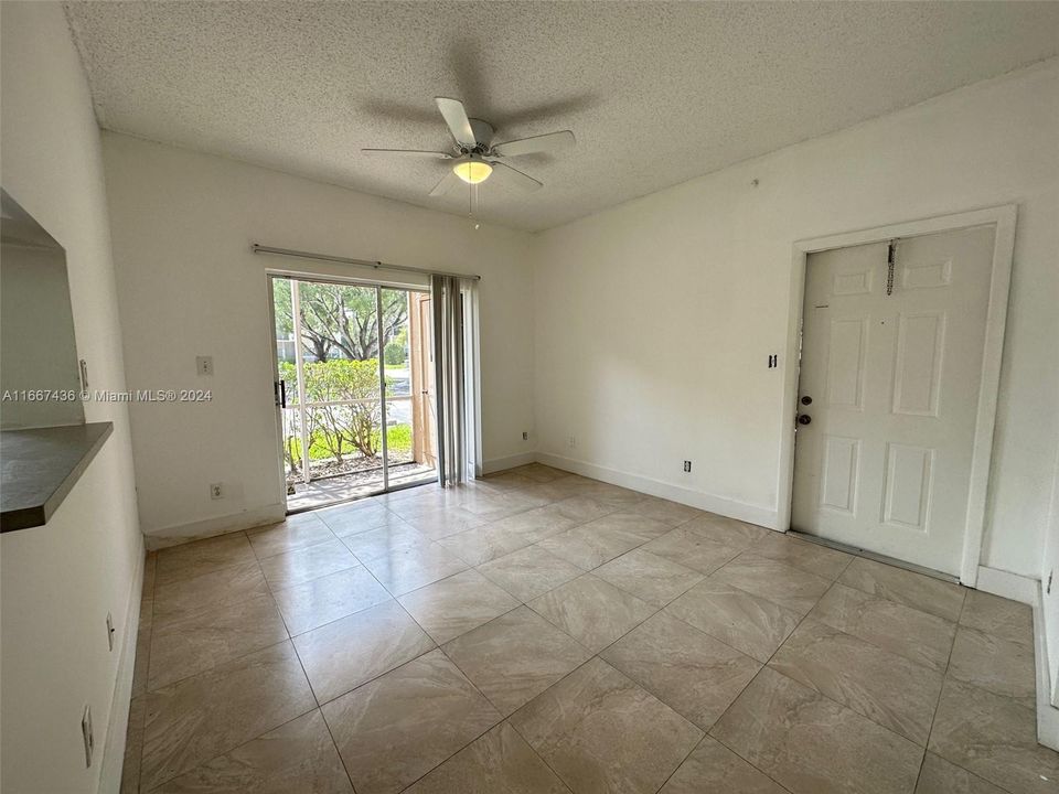 For Rent: $2,000 (2 beds, 2 baths, 807 Square Feet)