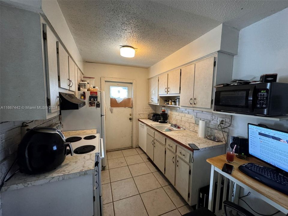 For Sale: $190,000 (3 beds, 2 baths, 1150 Square Feet)