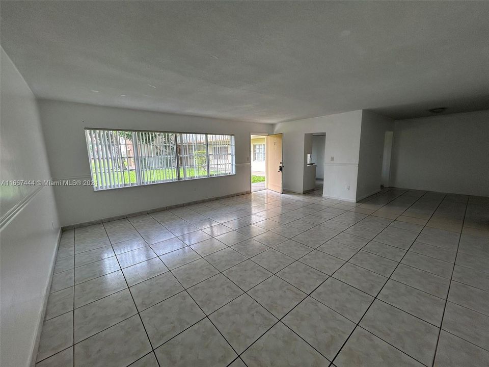 For Sale: $229,900 (2 beds, 2 baths, 1271 Square Feet)