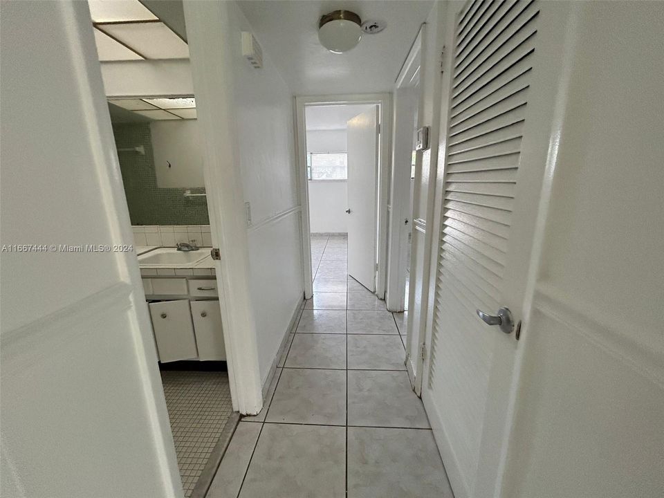 For Sale: $229,900 (2 beds, 2 baths, 1271 Square Feet)