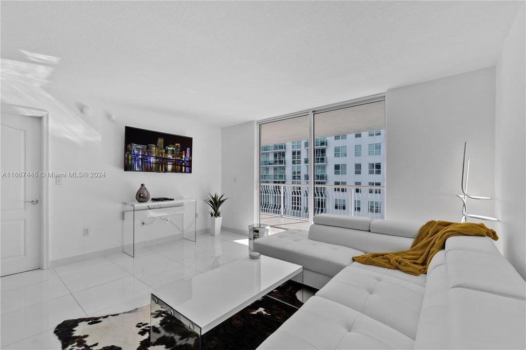 For Sale: $599,000 (1 beds, 1 baths, 836 Square Feet)