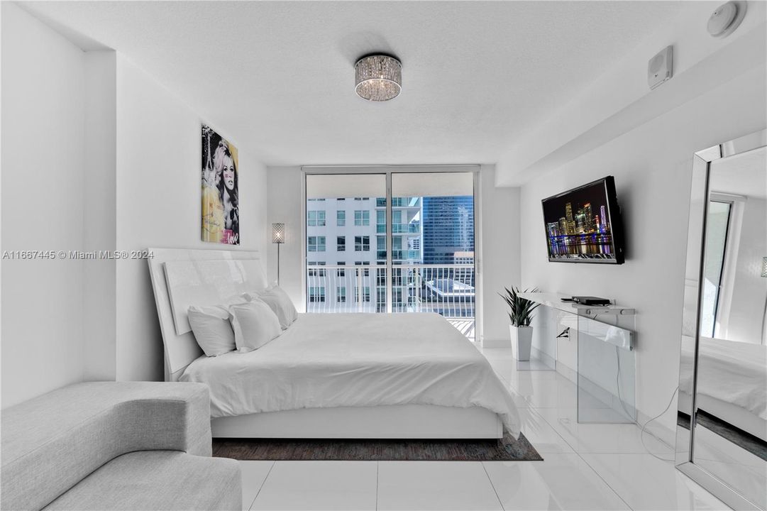 For Sale: $599,000 (1 beds, 1 baths, 836 Square Feet)