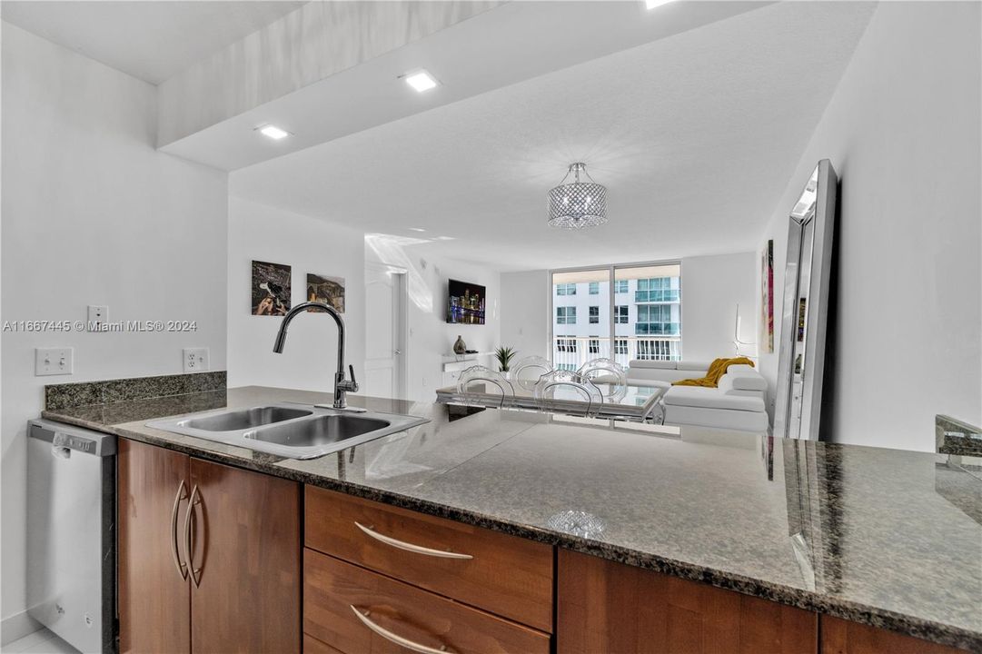 For Sale: $599,000 (1 beds, 1 baths, 836 Square Feet)