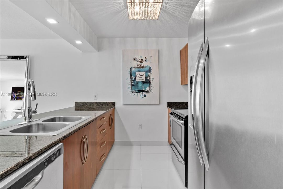 For Sale: $599,000 (1 beds, 1 baths, 836 Square Feet)