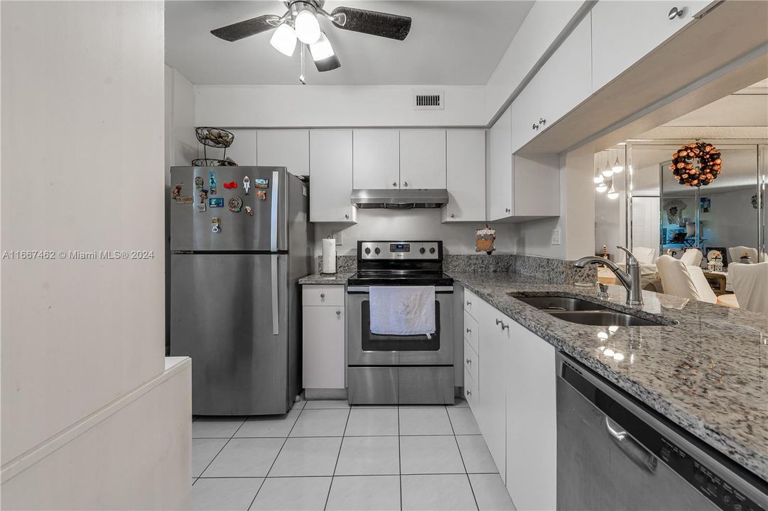 For Sale: $260,000 (2 beds, 2 baths, 1156 Square Feet)