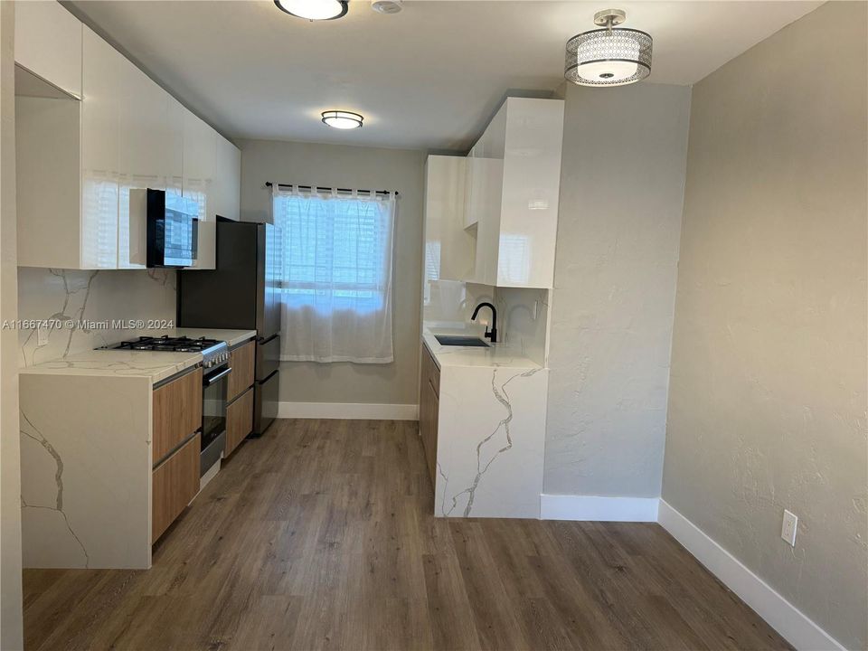 Recently Rented: $2,100 (1 beds, 1 baths, 577 Square Feet)