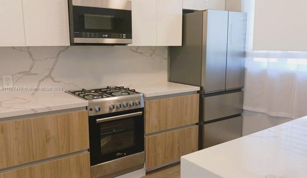 Recently Rented: $2,100 (1 beds, 1 baths, 577 Square Feet)