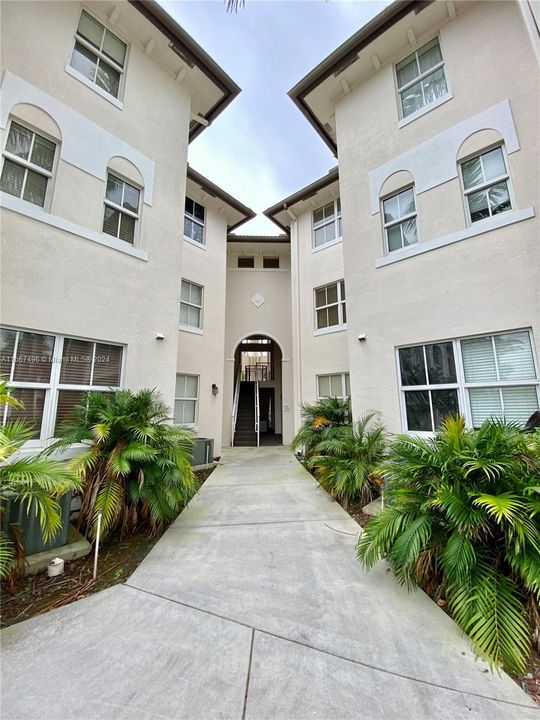 For Rent: $2,550 (2 beds, 2 baths, 1088 Square Feet)