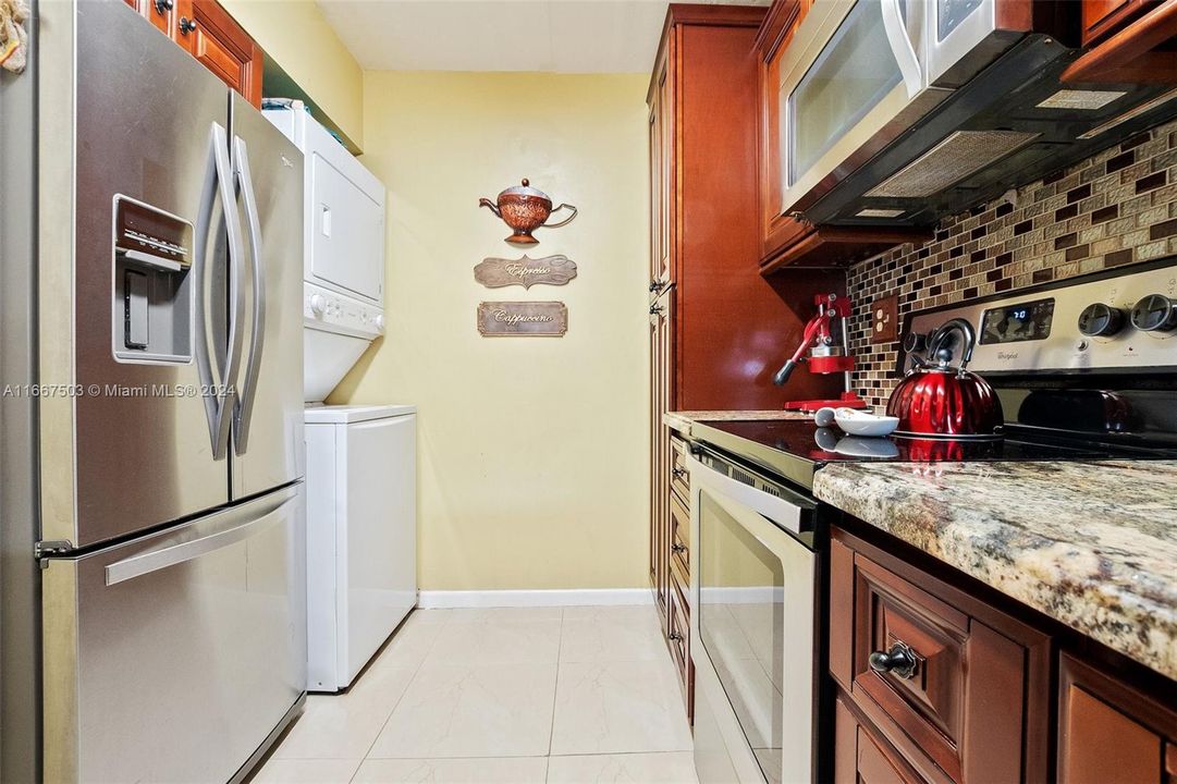 For Sale: $250,000 (2 beds, 2 baths, 760 Square Feet)