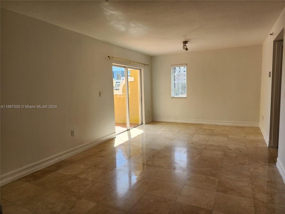 For Sale: $440,000 (1 beds, 1 baths, 758 Square Feet)