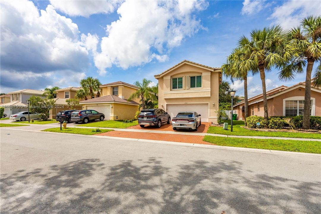 For Sale: $750,000 (4 beds, 2 baths, 2555 Square Feet)