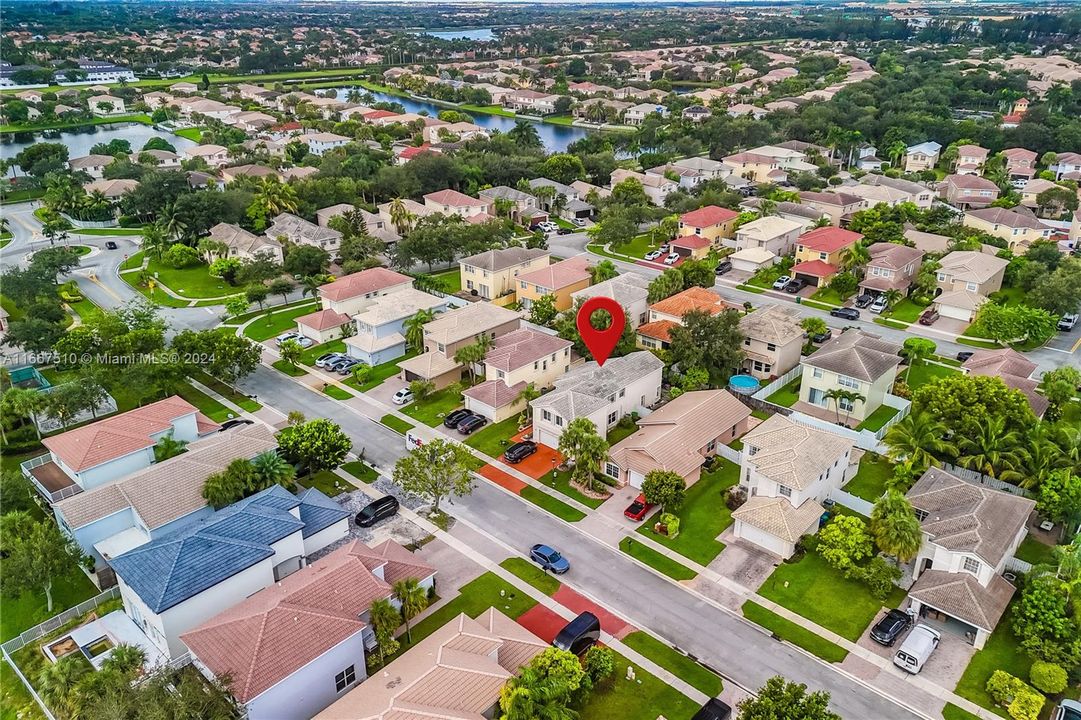 For Sale: $750,000 (4 beds, 2 baths, 2555 Square Feet)