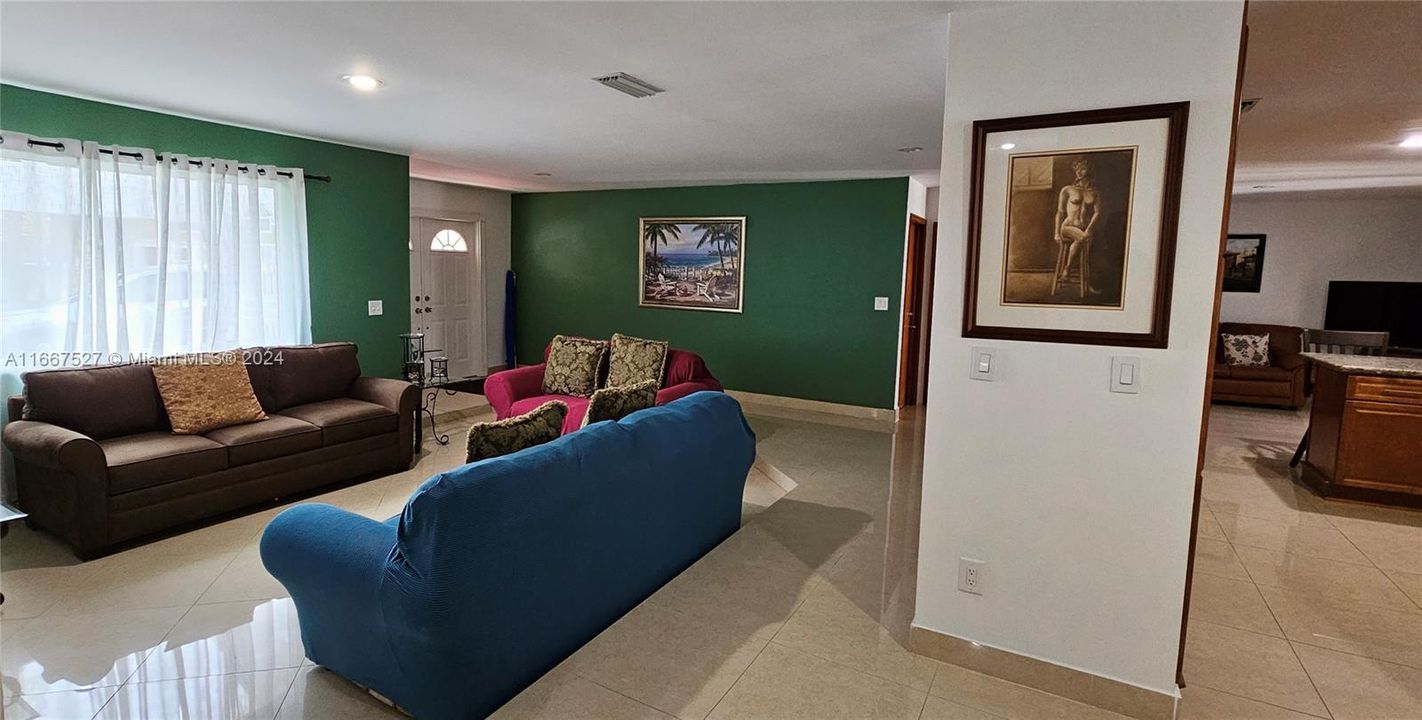 En Venta: $890,000 (4 camas, 3 baños, 2612 Pies cuadrados)