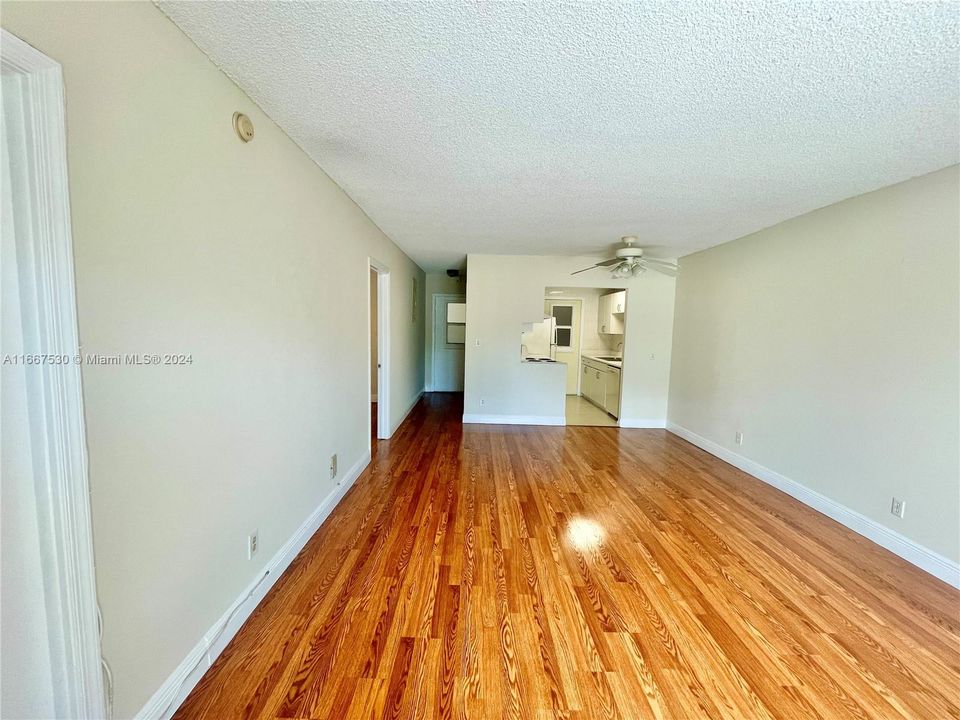 For Rent: $2,350 (2 beds, 1 baths, 850 Square Feet)