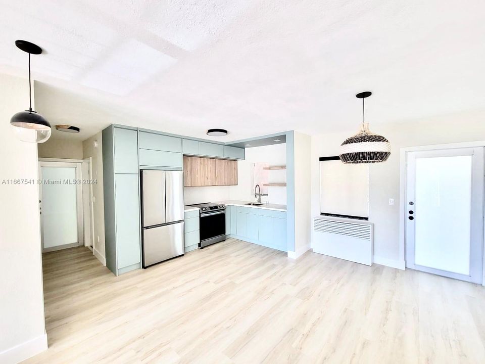 For Sale: $385,000 (1 beds, 1 baths, 710 Square Feet)