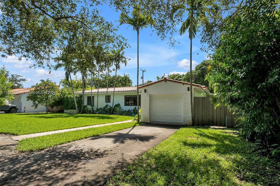 For Sale: $1,250,000 (3 beds, 2 baths, 1800 Square Feet)