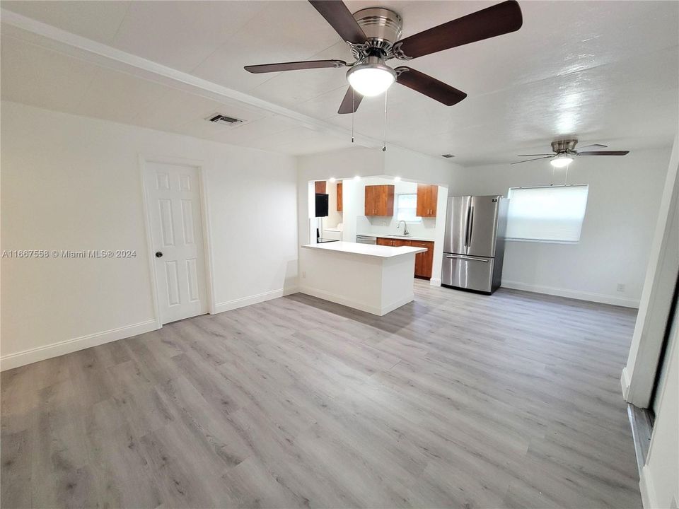 For Sale: $379,000 (3 beds, 2 baths, 988 Square Feet)