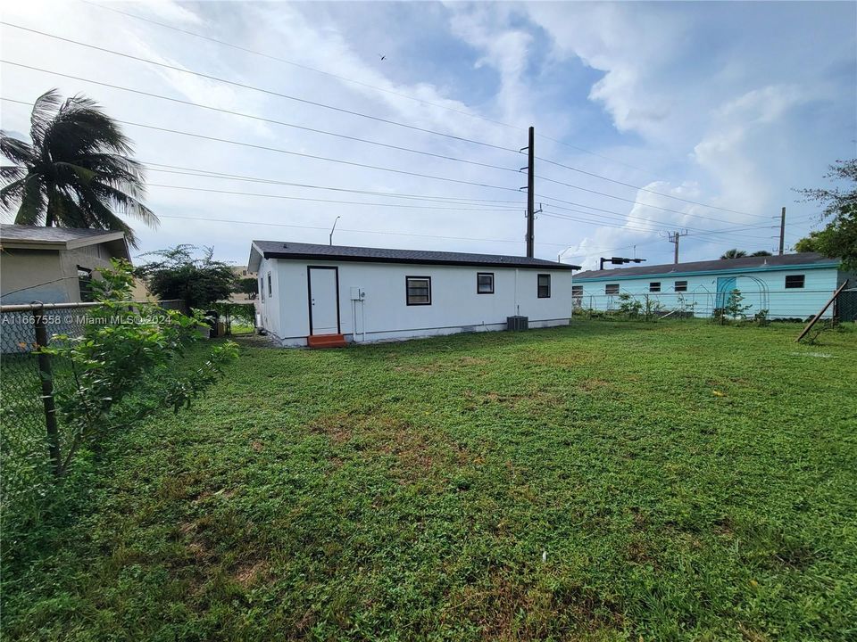 For Sale: $379,000 (3 beds, 2 baths, 988 Square Feet)