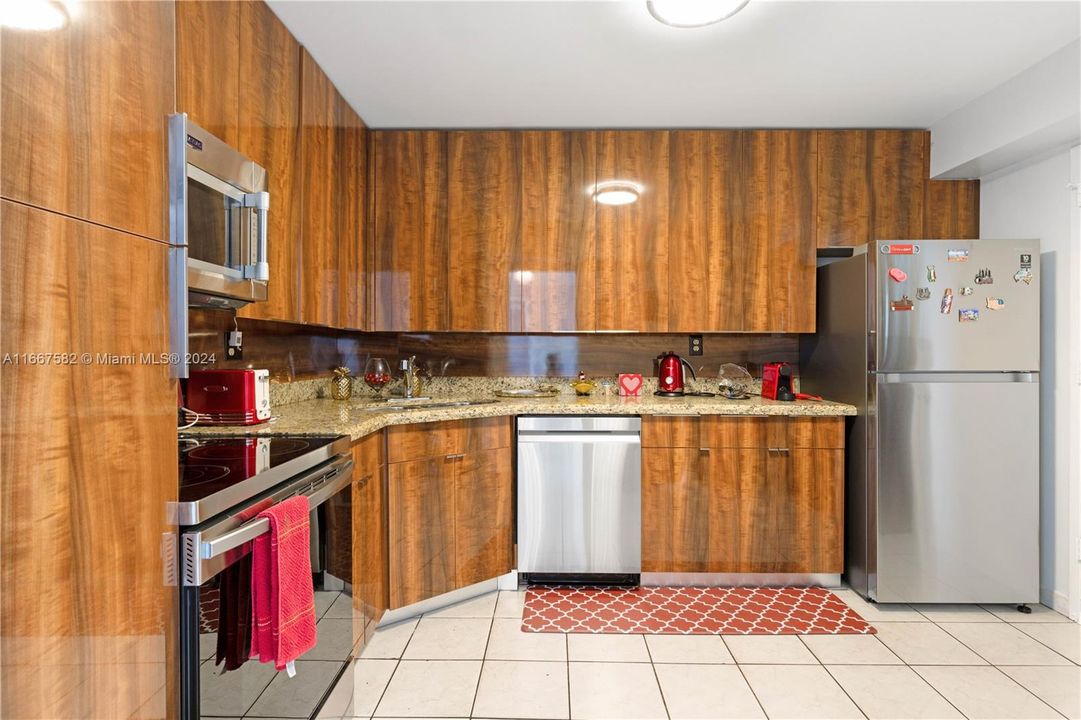 For Sale: $350,000 (2 beds, 2 baths, 1073 Square Feet)