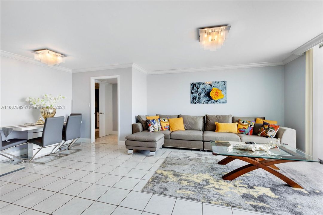 For Sale: $350,000 (2 beds, 2 baths, 1073 Square Feet)