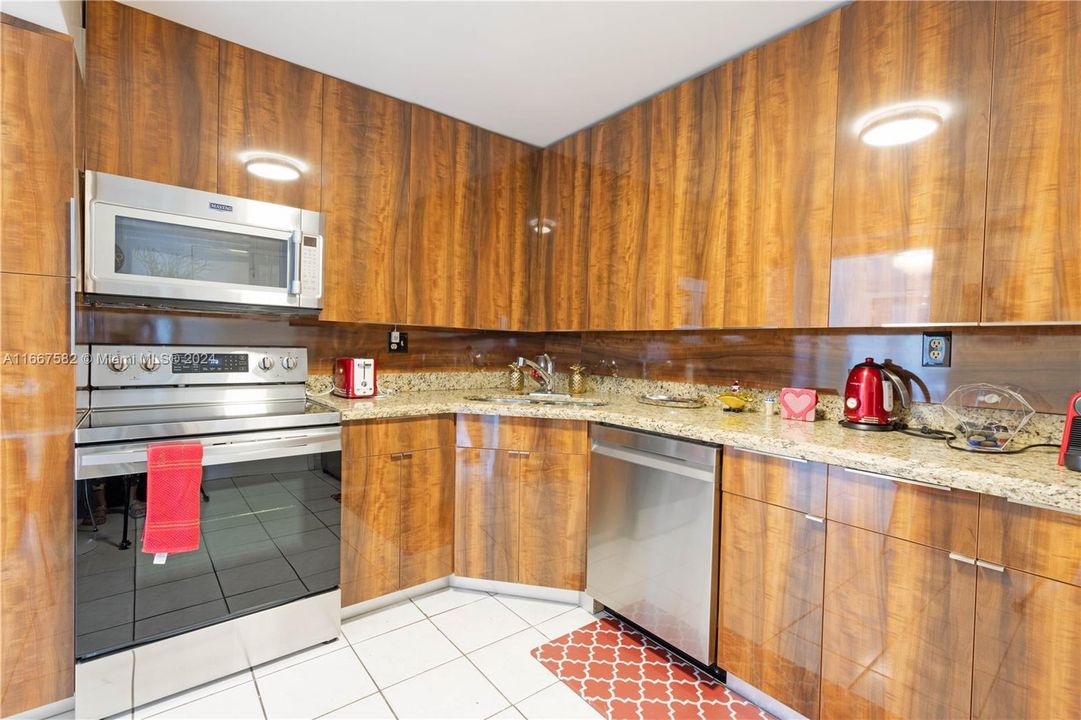 For Sale: $350,000 (2 beds, 2 baths, 1073 Square Feet)