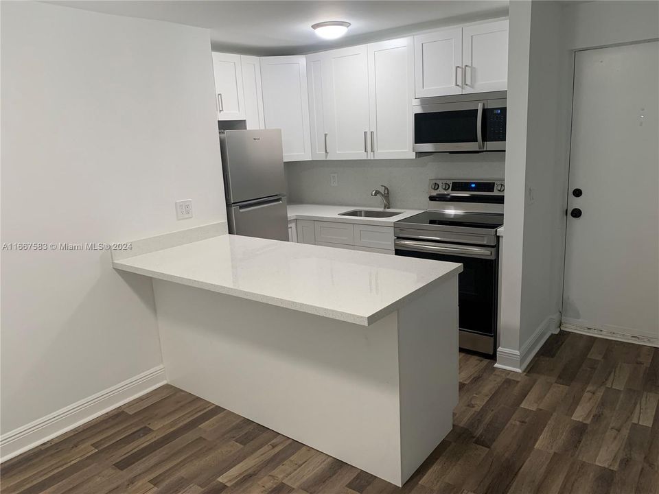 For Rent: $2,100 (1 beds, 1 baths, 585 Square Feet)