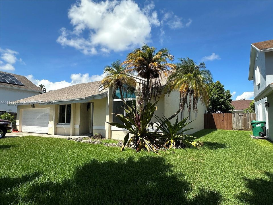 For Sale: $475,000 (5 beds, 2 baths, 2107 Square Feet)