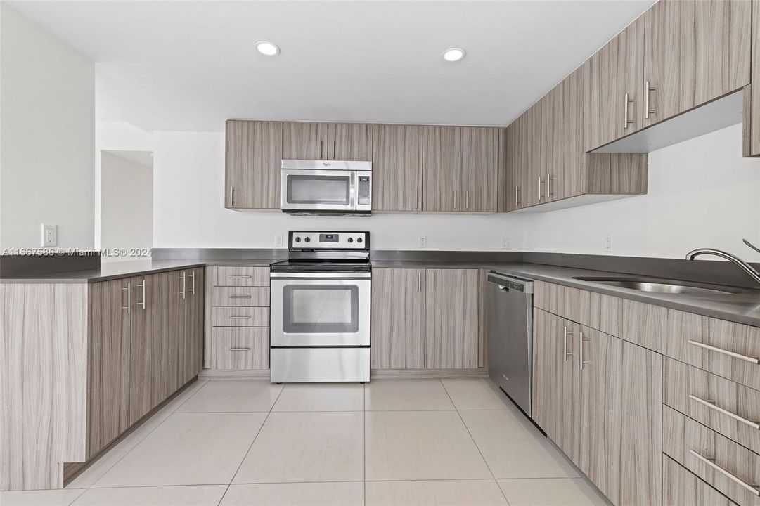 For Rent: $5,068 (2 beds, 2 baths, 1486 Square Feet)