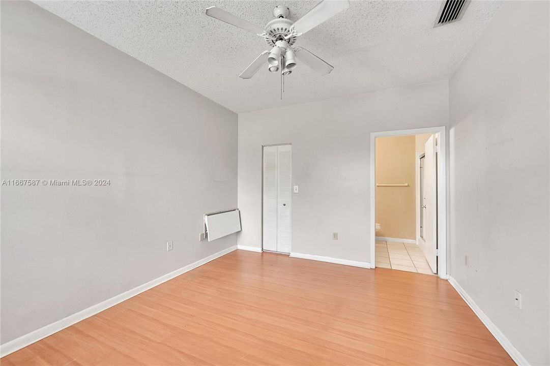 For Sale: $269,000 (2 beds, 2 baths, 854 Square Feet)