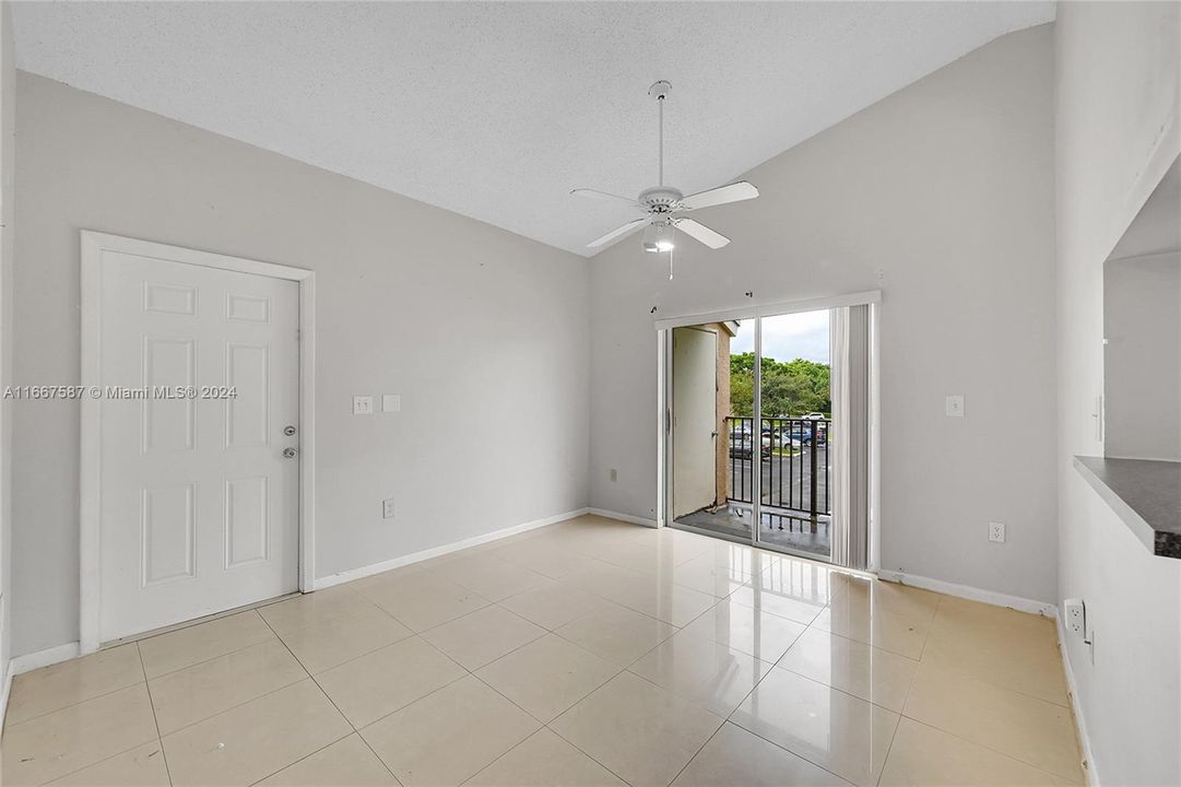 For Sale: $269,000 (2 beds, 2 baths, 854 Square Feet)