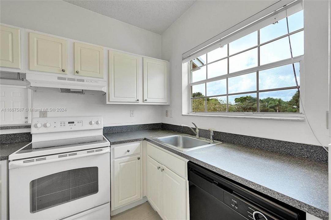 For Sale: $269,000 (2 beds, 2 baths, 854 Square Feet)