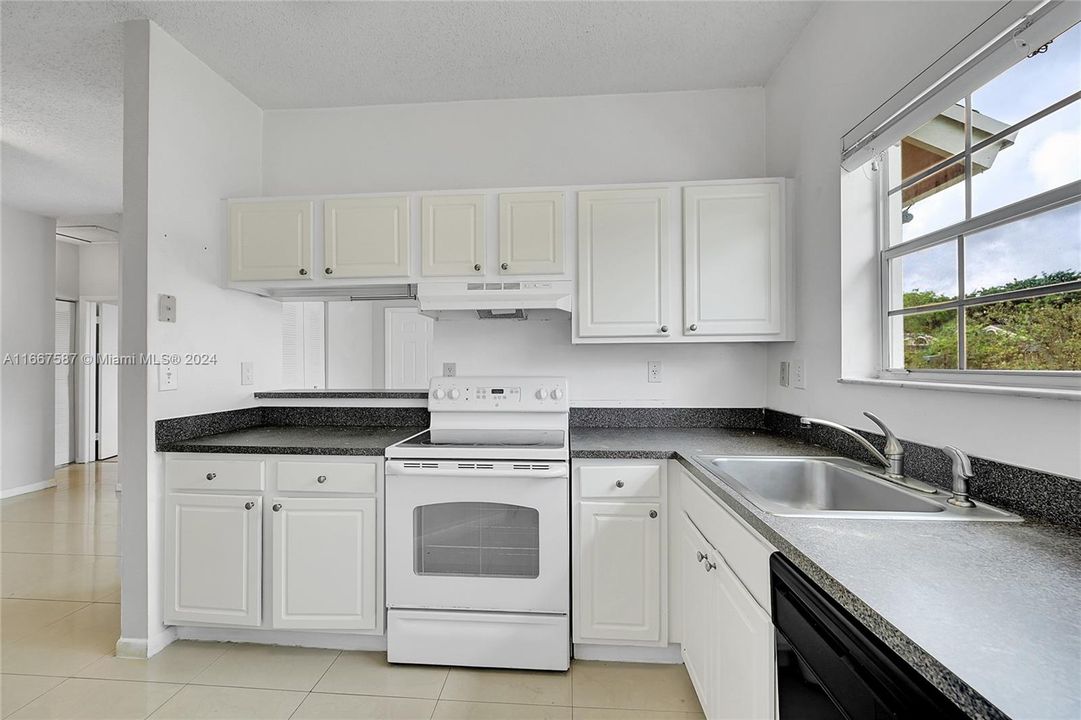 For Sale: $269,000 (2 beds, 2 baths, 854 Square Feet)