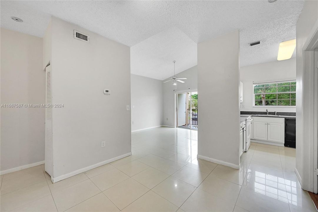 For Sale: $269,000 (2 beds, 2 baths, 854 Square Feet)