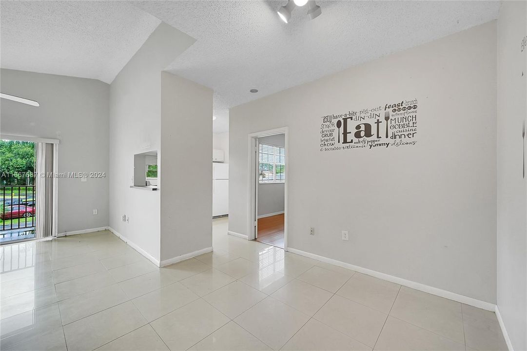 For Sale: $269,000 (2 beds, 2 baths, 854 Square Feet)