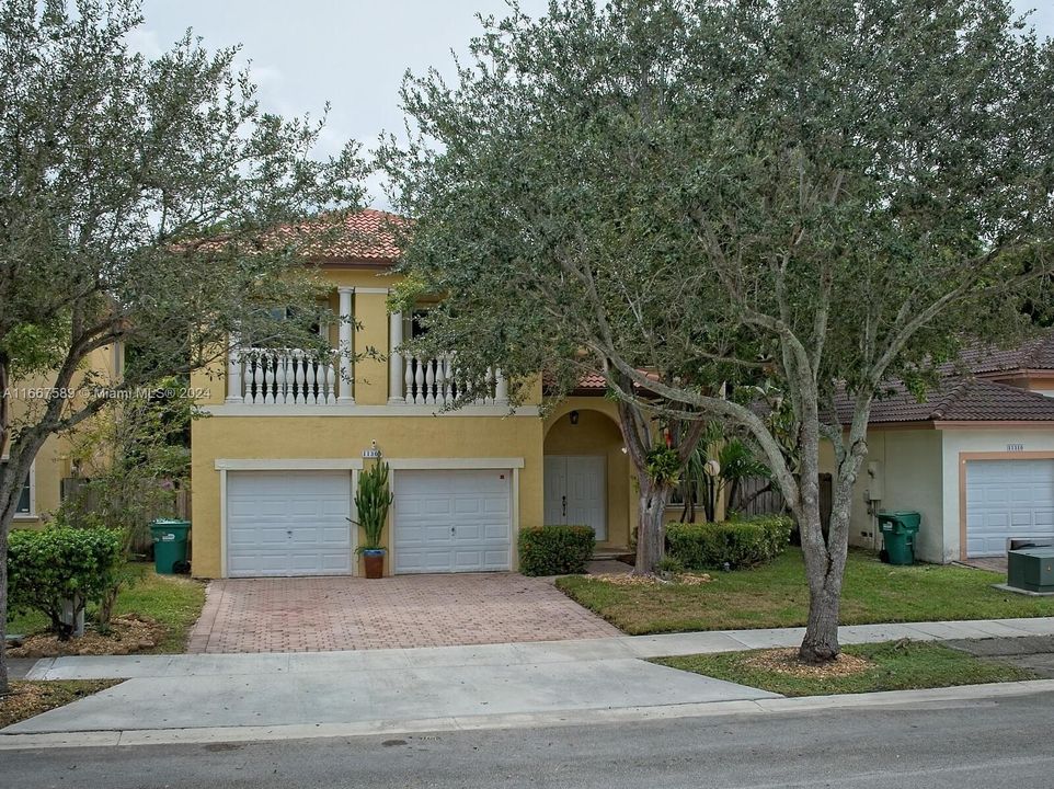 For Sale: $685,000 (5 beds, 3 baths, 2740 Square Feet)