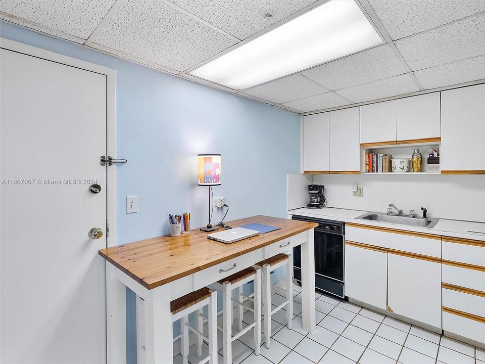 For Sale: $330,000 (1 beds, 1 baths, 770 Square Feet)