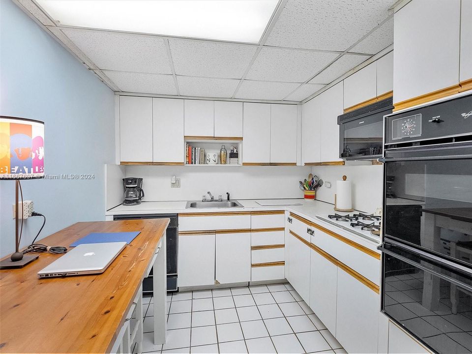 For Sale: $330,000 (1 beds, 1 baths, 770 Square Feet)