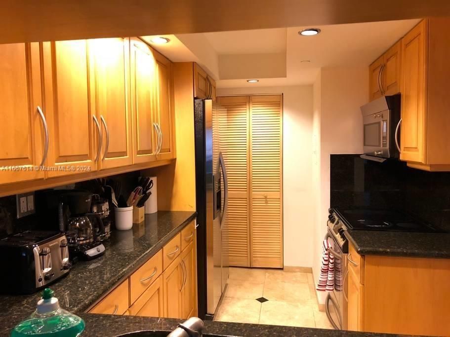 For Sale: $445,000 (1 beds, 1 baths, 1066 Square Feet)