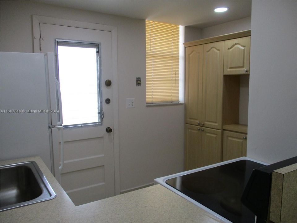 For Sale: $245,000 (1 beds, 1 baths, 768 Square Feet)