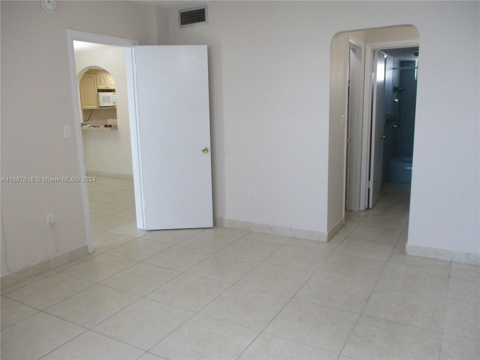 For Sale: $245,000 (1 beds, 1 baths, 768 Square Feet)