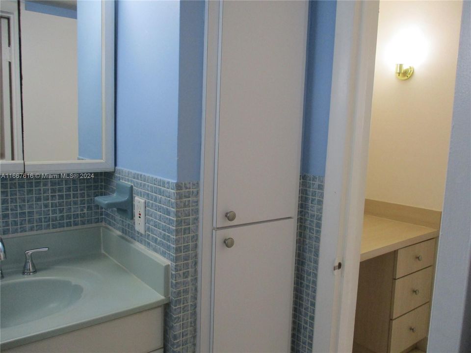 For Sale: $245,000 (1 beds, 1 baths, 768 Square Feet)