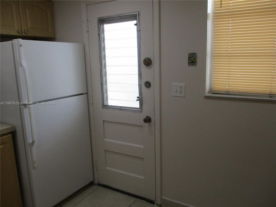 For Sale: $245,000 (1 beds, 1 baths, 768 Square Feet)