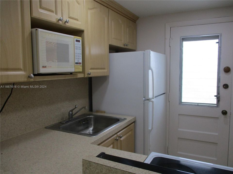 For Sale: $245,000 (1 beds, 1 baths, 768 Square Feet)