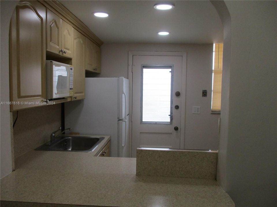 For Sale: $245,000 (1 beds, 1 baths, 768 Square Feet)