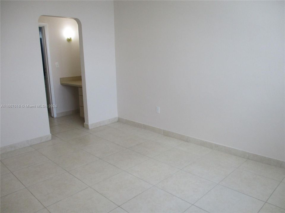 For Sale: $245,000 (1 beds, 1 baths, 768 Square Feet)