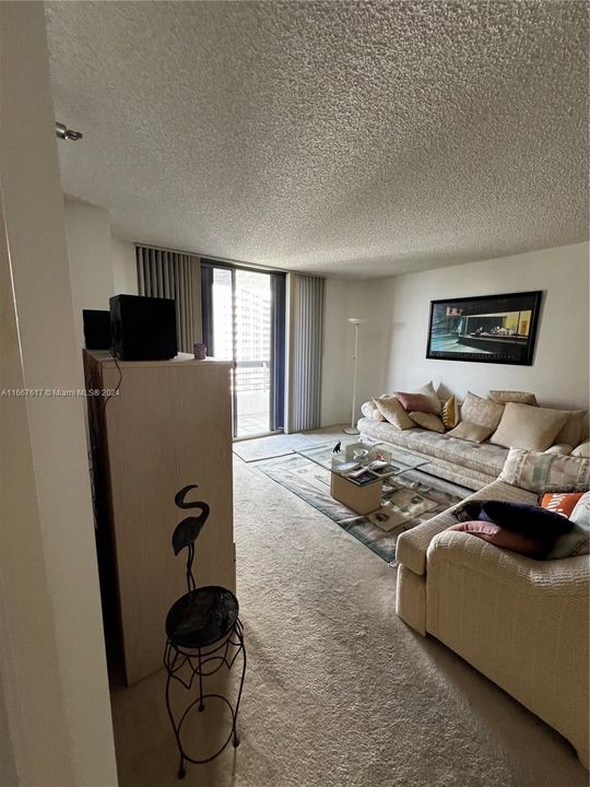 For Sale: $375,000 (2 beds, 2 baths, 1181 Square Feet)